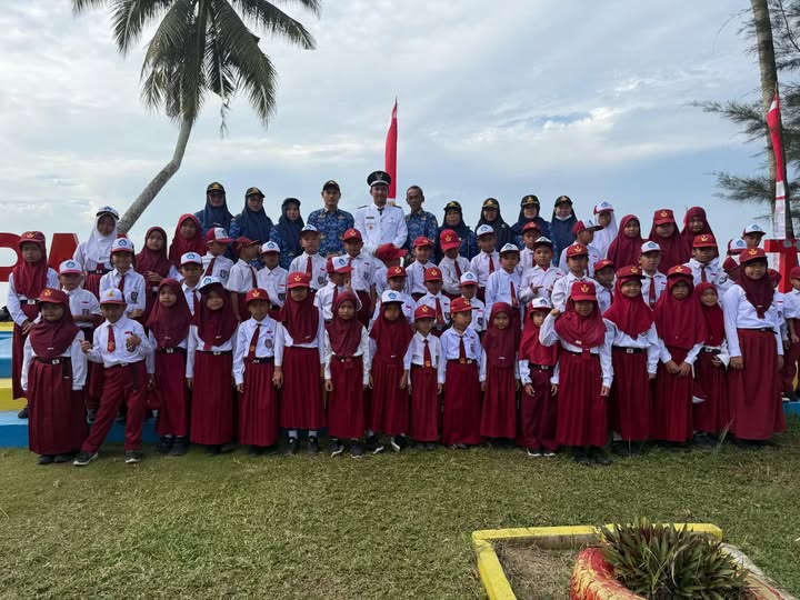 “Merah putih berkibar, semangat desa makin berkobar" Pemerintah Desa bersama SD  merayakan kemerdekaan HUT RI ke 80. Merdeka 🔥🔥🔥