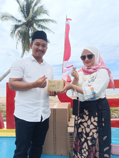 Penyerahan Hadiah Lomba 17 Agustus oleh Pemerintah Desa Sekerat dan BPD