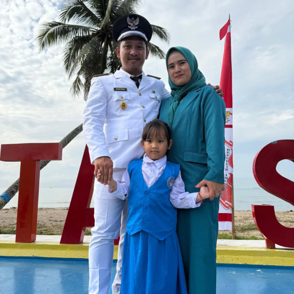 Semangat Hari Kemerdekaan.  HUT RI yang ke 80. Kepala Desa Sekerat  Bapak Sunan Dhika bersama Istri Tercinta Ibu Irma Nirmalasari.  Merdeka 🔥🔥🔥