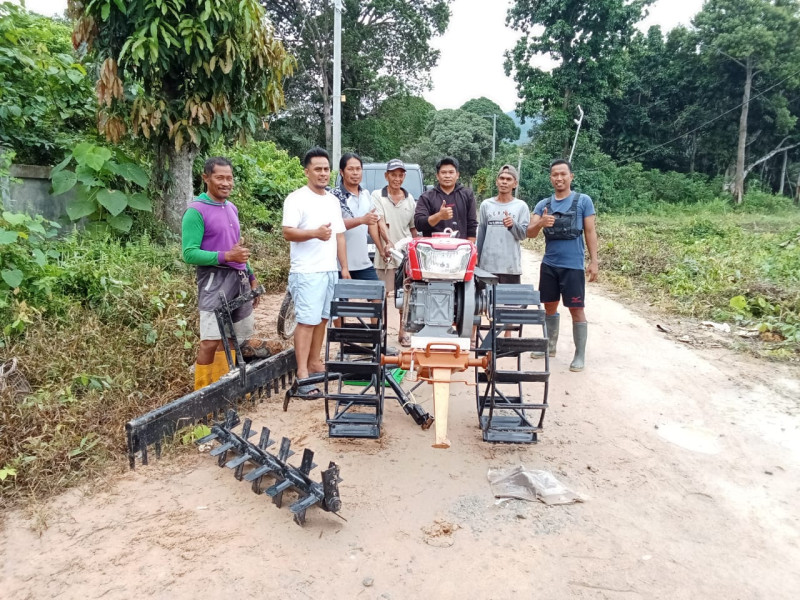 Serah Terima Hand Traktor bersama Kepala Desa Sekerat dan Ketua Kelompok Tani Tirta Jaya.