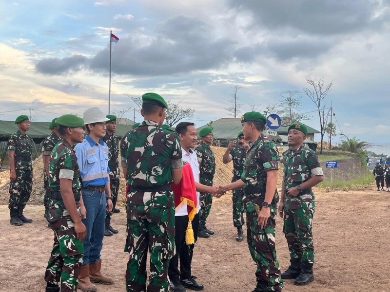 Penyambutan Komandan Brigif TNI AD 32/AMangkalihat, Kolonel Infanteri Agussalim Tuo, S.H., M.IP beserta seluruh prajurit di Mako Latgab Desa Sekerat