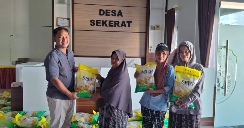 " Kegiatan Pembagian Beras 5 Kg dari Kepala Desa Sunan Dhika " (14 Oktober 2025)