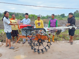 Serah Terima Hand Traktor bersama Kepala Desa Sekerat dan Ketua Kelompok Tani Tirta Jaya.